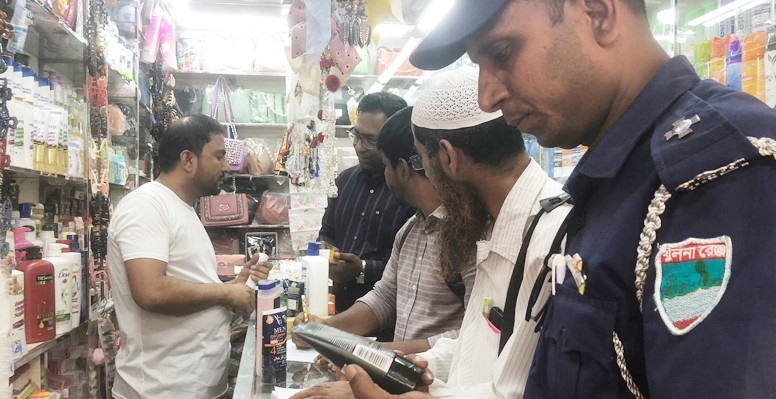 কুষ্টিয়ায় পণ্যের নিবন্ধন সনদ না থাকায় ৫ প্রতিষ্ঠানে জরিমানা