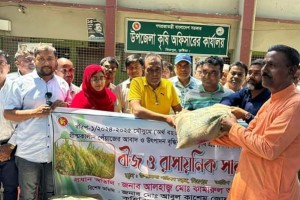 মিরপুরে কৃষকদের মাঝে বিনামূল্যে বীজ ও সার বিতরণ