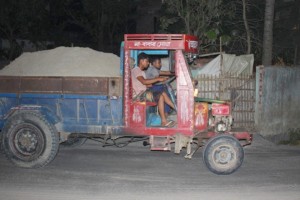 কুমারখালীতে রাতের আঁধারে অবৈধভাবে বালু উত্তোলন