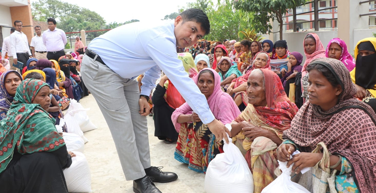 কুষ্টিয়া জেলা প্রশাসকের উদ্যোগে প্রধানমন্ত্রীর ঈদ উপহার বিতরণ 