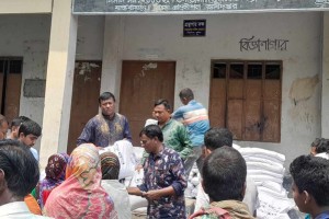 পানের বরজে অগ্নিকান্ডে ক্ষতিগ্রস্তদের মাঝে বিএনপির চাল বিতরণ