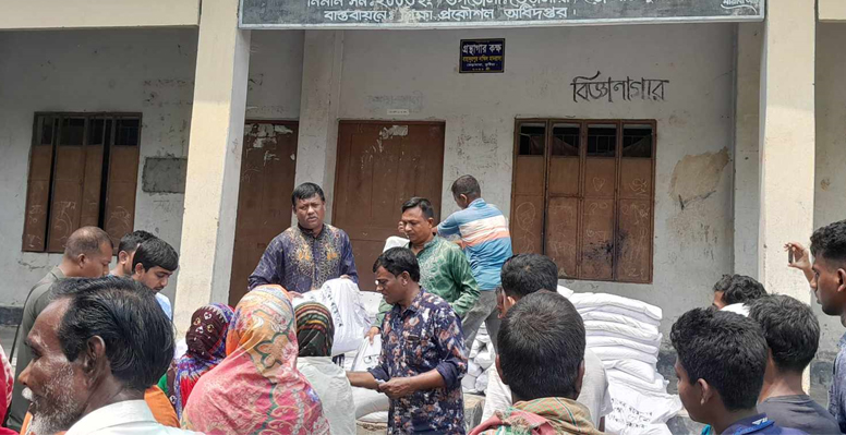 পানের বরজে অগ্নিকান্ডে ক্ষতিগ্রস্তদের মাঝে বিএনপির চাল বিতরণ