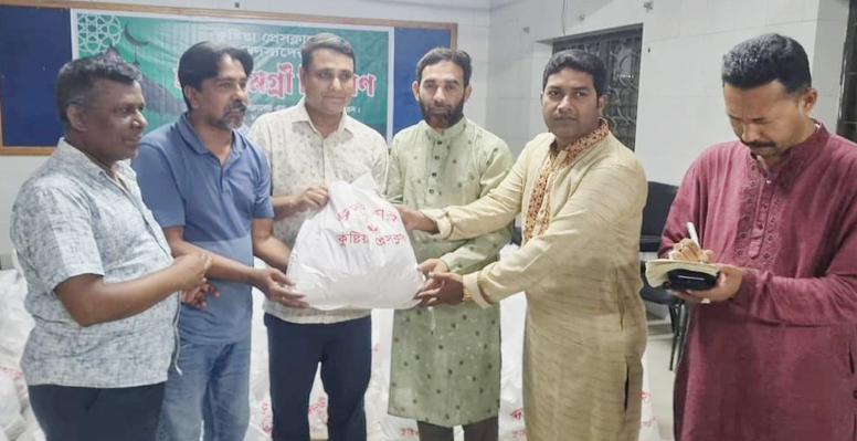 কুষ্টিয়া প্রেসক্লাবের উদ্যোগে সদস্যদের মাঝে ঈদ উপহার বিতরণ