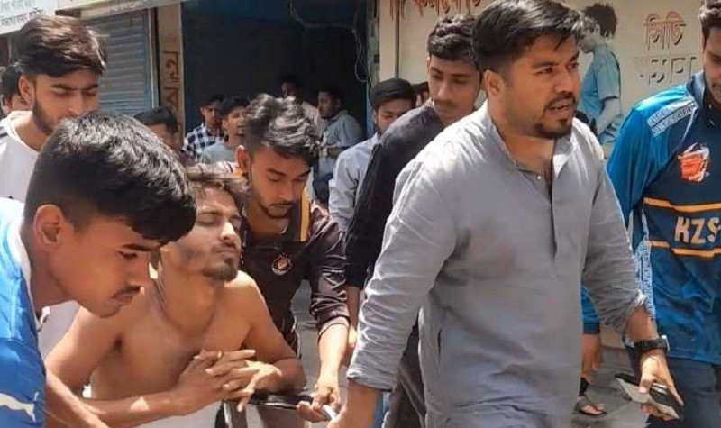 কুষ্টিয়া জেলা ছাত্রলীগ নেতাকে গণপিটুনি ॥ গুলি বৃদ্ধ এক 