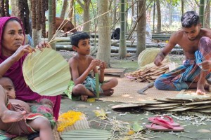 তীব্র গরমে কুমারখালীতে কদর বেড়েছে হাতপাখার, ব্যস্ত কারিগর