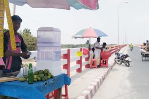 তীব্র গরমে চাহিদা বেড়েছে শরবতের-স্বাস্থ্য ঝুঁকিতে সাধারণ মানুষ