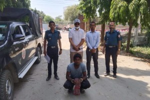 কুষ্টিয়ায়  পুলিশ ক্লাবের নির্মাণাধীন ভবনে মাদক সেবনকারী আটক