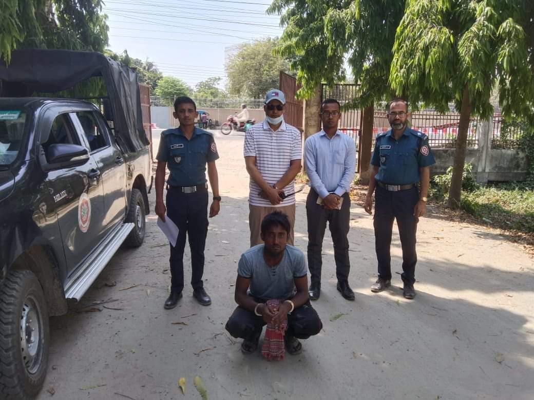 কুষ্টিয়ায়  পুলিশ ক্লাবের নির্মাণাধীন ভবনে মাদক সেবনকারী আটক