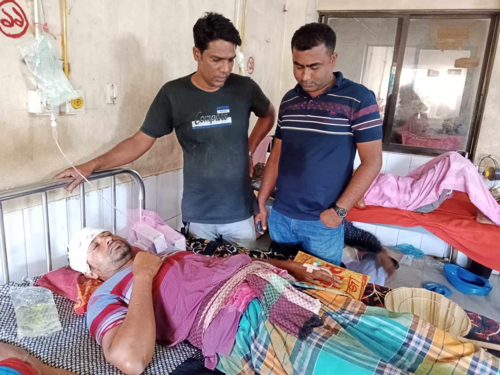 শৈলকুপায় ট্রাক সমর্থকদের হামলায় ৬ নৌকার সমর্থক সহ ১০ জন আহত 6 173867933667a2242817bcc শৈলকুপায় ট্রাক সমর্থকদের হামলায় ৬ নৌকার সমর্থক সহ ১০ জন আহত