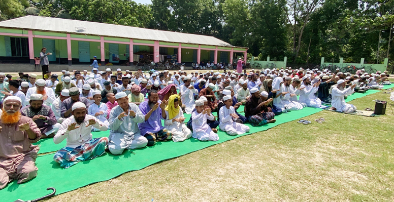 খোকসায় বৃষ্টির আশায় ইস্তিসকার নামাজ আদায়