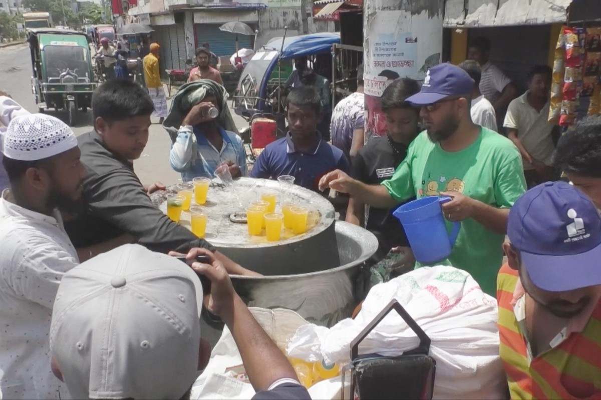 কুমারখালীতে পথচারীদের মাঝে টুপি ও শরবত বিতরণ 