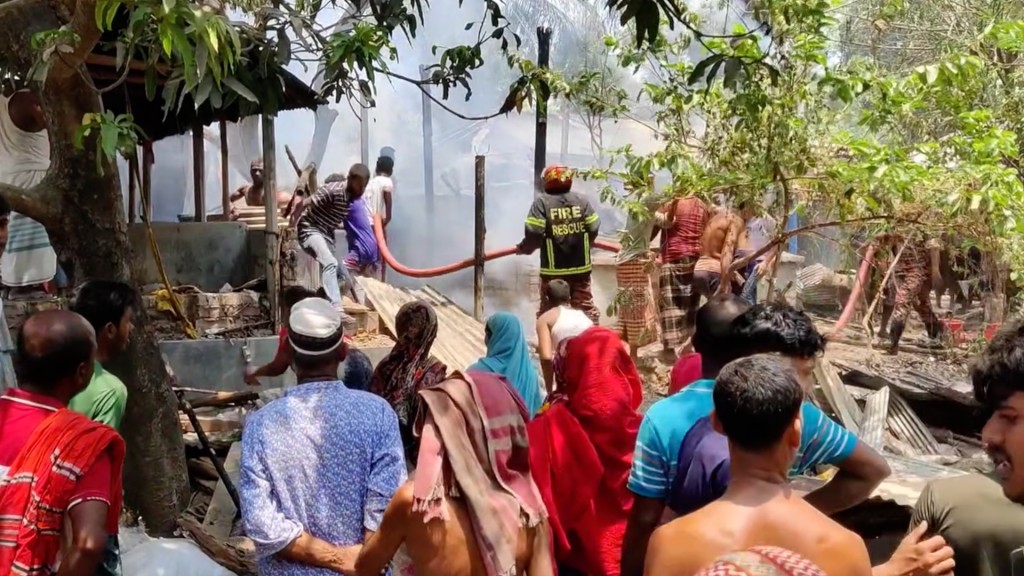 খোকসায় আগুনে পুড়লো তিনটি বাড়ি 6 173867934067a2242c44e35 খোকসায় আগুনে পুড়লো তিনটি বাড়ি