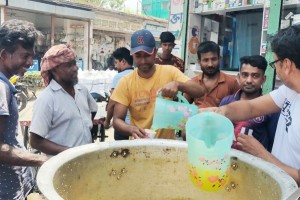 কুমারখালীতে তৃষ্ণার্ত পথচারীদের শরবত পান করালেন আবদুর রউফ এমপি