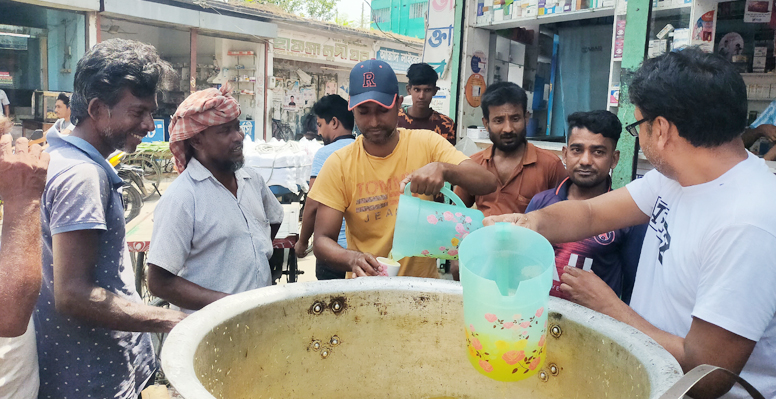 কুমারখালীতে তৃষ্ণার্ত পথচারীদের শরবত পান করালেন আবদুর রউফ এমপি