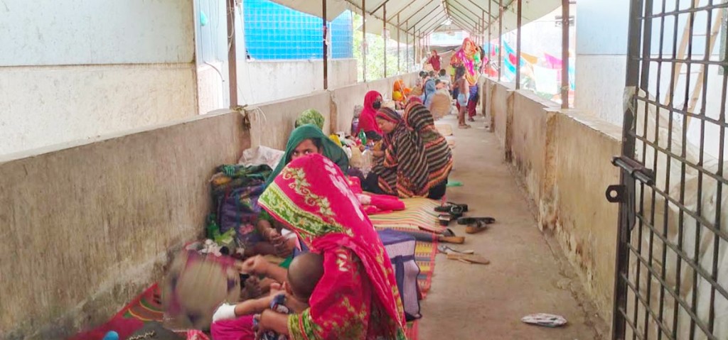 বারান্দায় টিনের ছাউনির নিচে চলছে ডায়রিয়া রোগীদের চিকিৎসা 6 173867935167a2243753ec7 বারান্দায় টিনের ছাউনির নিচে চলছে ডায়রিয়া রোগীদের চিকিৎসা
