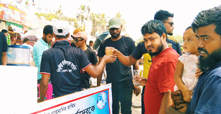 তীব্র তাপদাহে খোকসায় স্বেচ্ছাসেবী সংগঠনের পথচারীদের মাঝে শরবত বিতরণ 