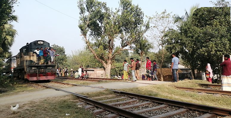 কুুষ্টিয়ায় অরক্ষিত রেলক্রসিং এর কারণে বাড়ছে দুর্ঘটনা
