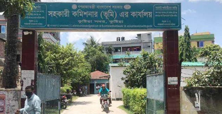 কুষ্টিয়ায় ভূমি কর্মকর্তা না থাকায় নামখারিজ বন্ধ