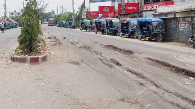 কুমারখালী বাসস্ট্যান্ডে সড়কের বেহাল দশায় চরম দুর্ভোগ