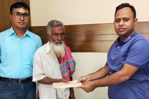 সেই বৃদ্ধ দম্পতির পাশে অজ্ঞাতনামা ব্যক্তি