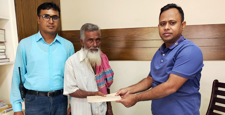 সেই বৃদ্ধ দম্পতির পাশে অজ্ঞাতনামা ব্যক্তি
