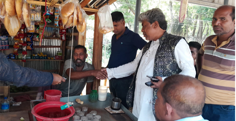 মোটরসাইকেল প্রতীকে ভোট ভিক্ষা চাইলেন প্রার্থী