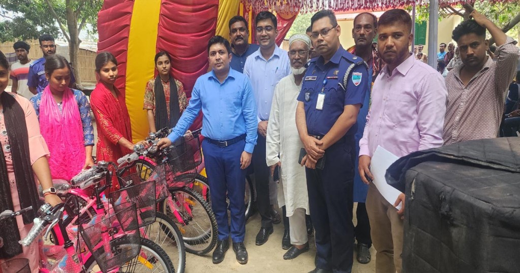 ভেড়ামারায় ক্ষুদ্র নৃ-গোষ্ঠী সম্প্রদায়ের মাঝে বাসগৃহ হস্তান্তর ও বাইসাইকেল বিতরণ 4 173867949567a224c7e6541 ভেড়ামারায় ক্ষুদ্র নৃ-গোষ্ঠী সম্প্রদায়ের মাঝে বাসগৃহ হস্তান্তর ও বাইসাইকেল বিতরণ
