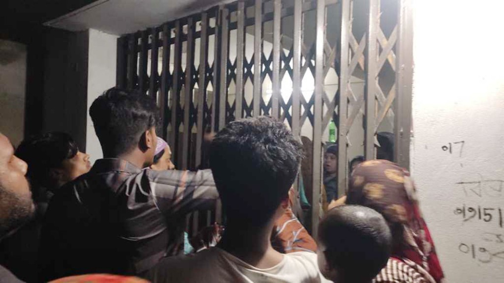 স্থানীয়দের মারধরের শিকার ৫ ইবি শিক্ষার্থী 4 173867955167a224ffdabb5 স্থানীয়দের মারধরের শিকার ৫ ইবি শিক্ষার্থী