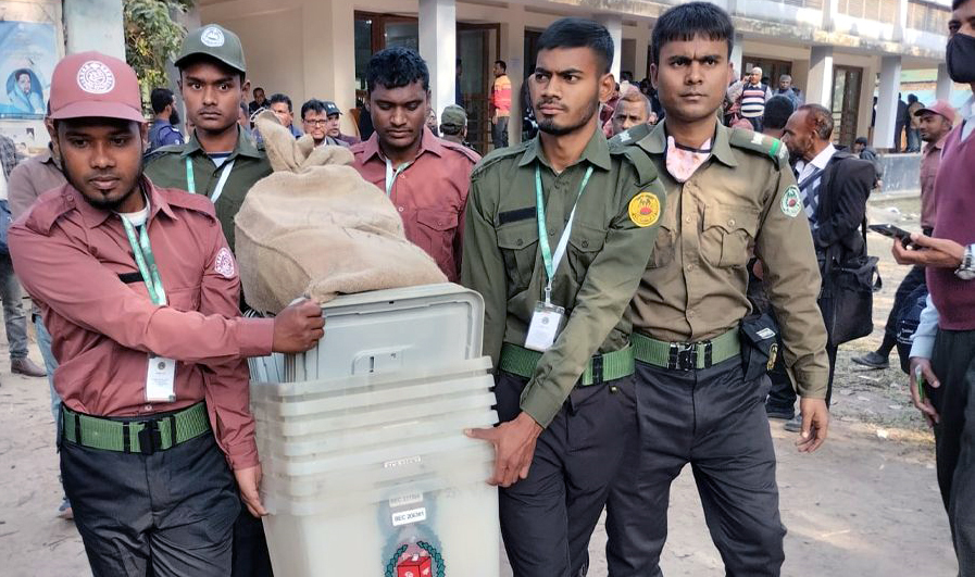 ভেড়ামারায় কেন্দ্রে কেন্দ্রে নির্বাচনী সরঞ্জাম