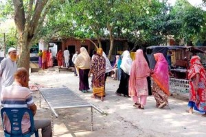 হাতিয়া পূর্বপাড়ায় লাশের অপেক্ষায় গ্রামবাসী ও স্বজনেরা