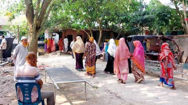 হাতিয়া পূর্বপাড়ায় লাশের অপেক্ষায় গ্রামবাসী ও স্বজনেরা