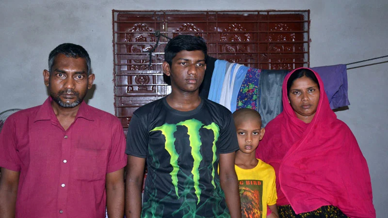 সংসারের ঘানি স্কুলছাত্র অনিকের কাঁধে