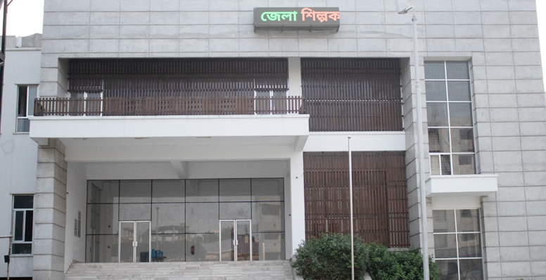কুষ্টিয়া জেলা শিল্পকলা একাডেমী স্বামীর কর্মস্থলে স্ত্রীর দাপট