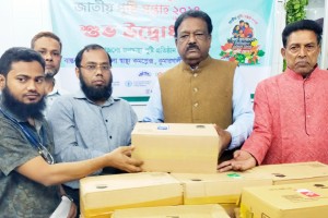 কুমারখালী হাসপাতালে ২৬ কার্টুন ওষুধ দিলেন আবদুর রউফ এমপি