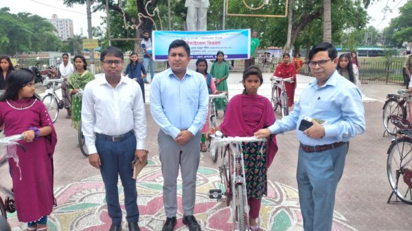 কুষ্টিয়ায় ক্ষুদ্র নৃ-গোষ্ঠি পরিবারের মাঝে বসতঘরের চাবি হস্তান্তর ও বাইসাইকেল বিতরন