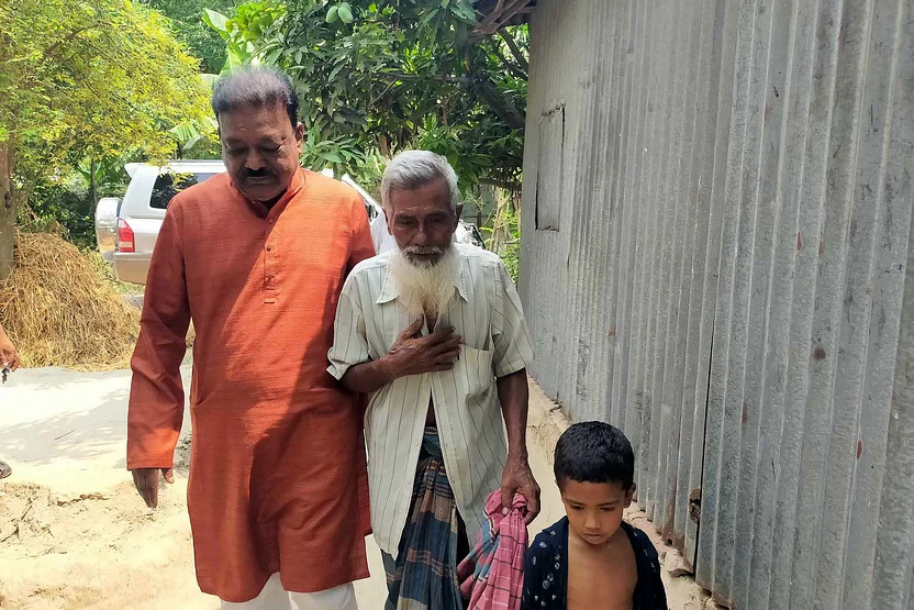কুমারখালীর সেই বৃদ্ধ ভ্যানচালকের পাশে সংসদ সদস্য, ডিসি দিলেন ঘর মেরামতের টিন 2 173867965767a22569a96e7 কুমারখালীর সেই বৃদ্ধ ভ্যানচালকের পাশে সংসদ সদস্য, ডিসি দিলেন ঘর মেরামতের টিন