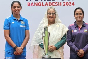 নারী টি-টোয়েন্টি বিশ্বকাপ ট্রফির সঙ্গে ছবি তুললেন প্রধানমন্ত্রী