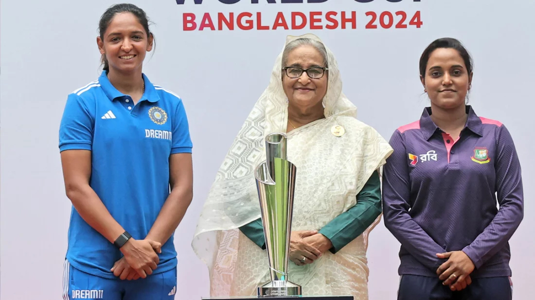 নারী টি-টোয়েন্টি বিশ্বকাপ ট্রফির সঙ্গে ছবি তুললেন প্রধানমন্ত্রী