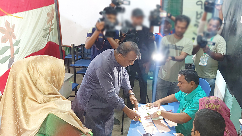 ভোট দিলেন এমপি কামারুল