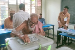 পায়ে হেঁটে ভোটকেন্দ্রে এলেন শতবর্ষী আব্দুল গনি