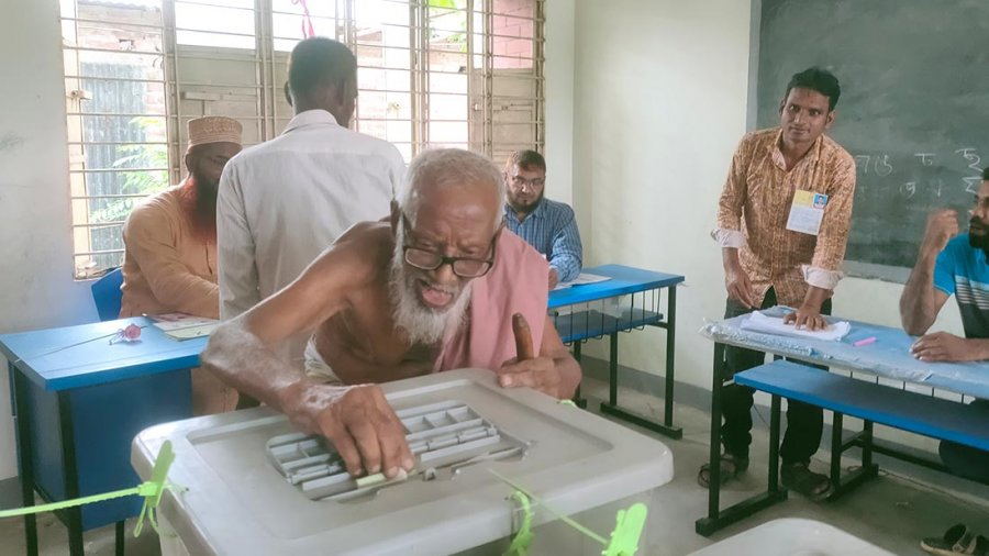 পায়ে হেঁটে ভোটকেন্দ্রে এলেন শতবর্ষী আব্দুল গনি