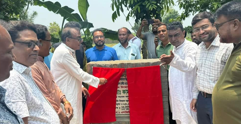 মালিহাদে নতুন সড়ক নির্মাণ কাজের উদ্বোধন করলেন এমপি কামারুল আরেফিন 