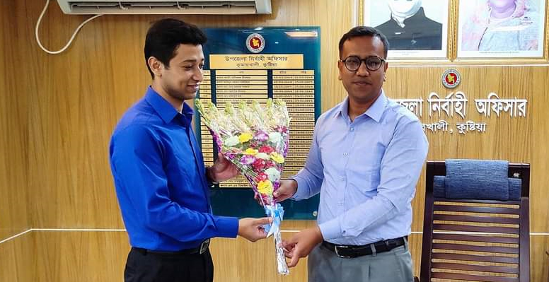 সিনিয়র সহকারী সচিব পদে পদোন্নতি পাওয়ায় ফুলেল শুভেচ্ছা