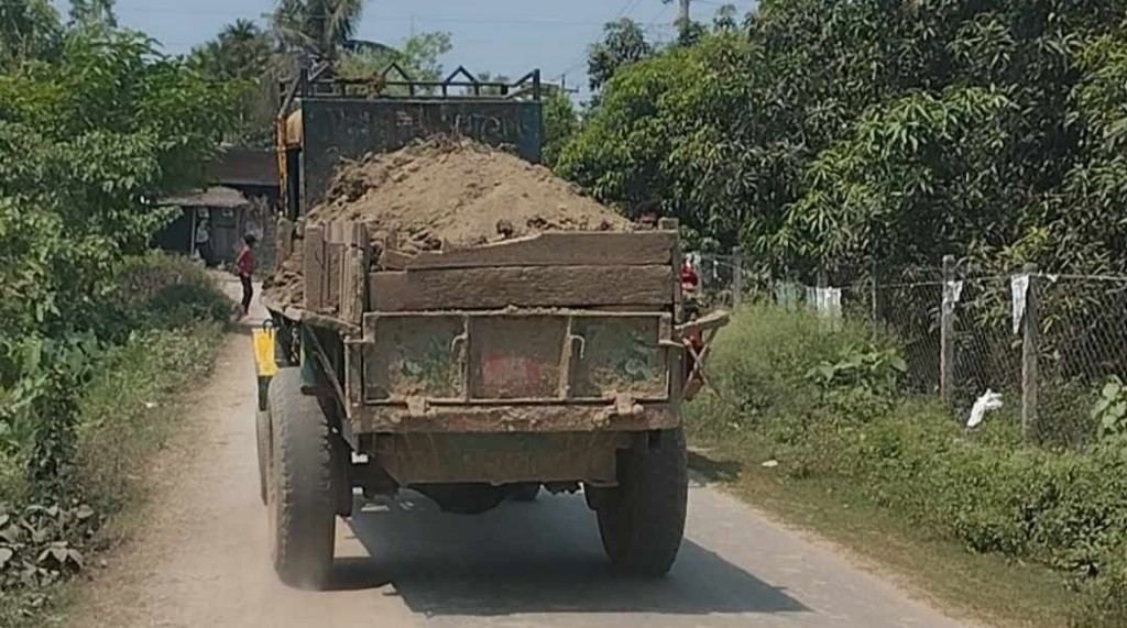 মিরপুরে পুকুর কেটে মাটি বিক্রি ভ্রাম্যমান আদালতে জরিমানা আদায় 3 173867977667a225e02f921 মিরপুরে পুকুর কেটে মাটি বিক্রি ভ্রাম্যমান আদালতে জরিমানা আদায়