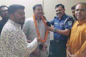 বিজয়ী প্রার্থীর গলায় ফুলের মালা দিলেন ওসি