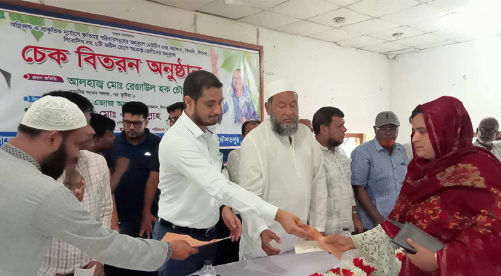 দৌলতপুরে অগ্নিকান্ডে ও প্রাকৃতিক দূর্যোগে ক্ষতিগ্রস্থদের মাঝে ঢেউটিন এবং চেক বিতরণ