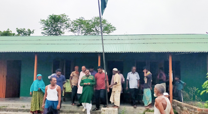 কুমারখালীর জরাজীর্ণ আবাসন প্রকল্প ও স্কুল পরিদর্শন করলেন এমপি-প্রশাসন
