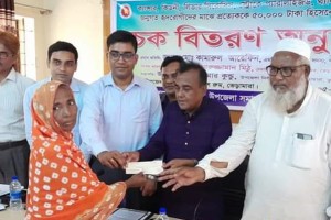 ভেড়ামারায় বিভিন্ন রুগীদের মাঝে অনুদানের চেক বিতরণ