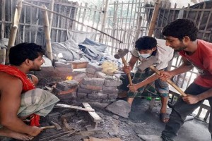 ব্যস্ত সময় পার করছে কুষ্টিয়ার কামাররা