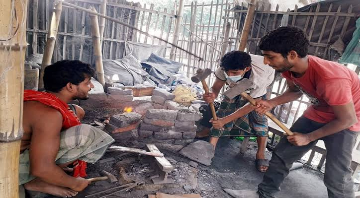 ব্যস্ত সময় পার করছে কুষ্টিয়ার কামাররা